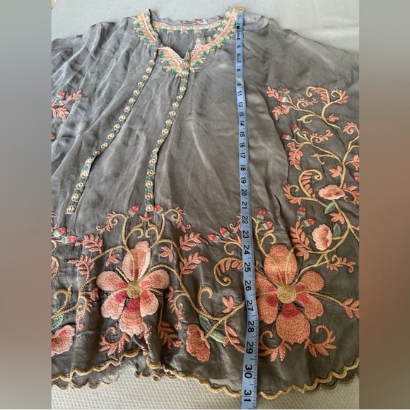 Johnny Was Floral Embroidered Gray Rayon Tie Neck Blouse Size Small - Picture 5 of 9